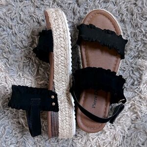 Pierre Dumas Size 6.5 sandals